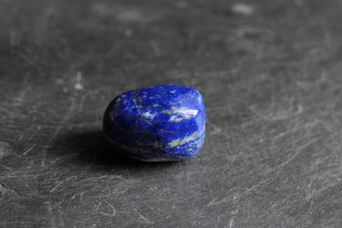 Exploration des mystères de la pierre de couleur bleu clair symbolisme et bienfaits
